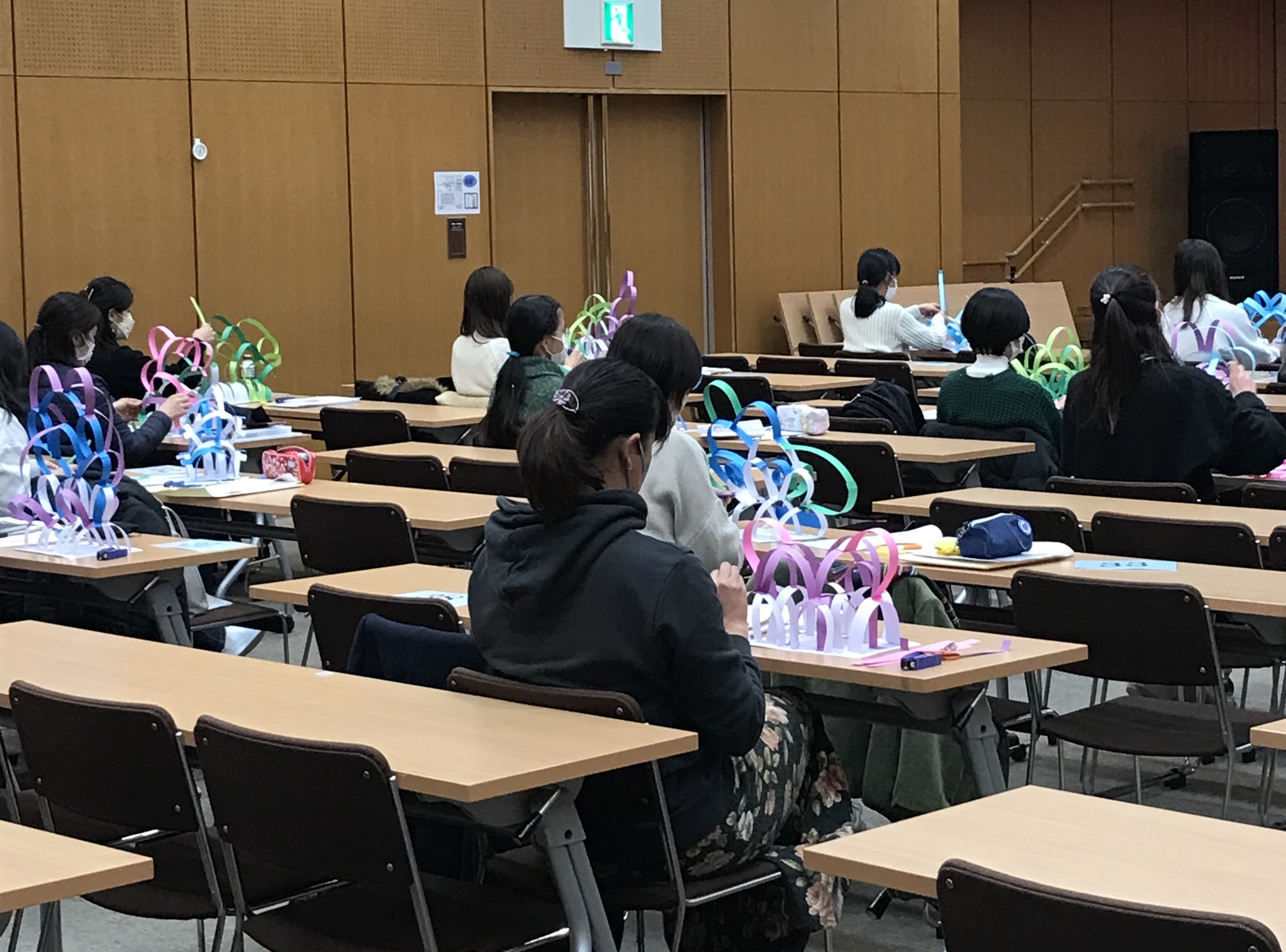<造形に関する講義の様子>