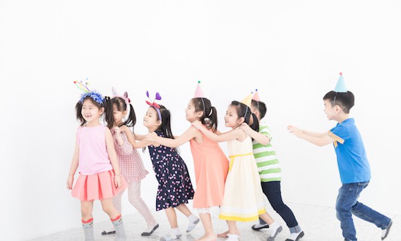 保育園のクリスマス会におすすめの出し物やゲーム 手遊びとは 保育士 幼稚園教諭 ベビーシッターの求人専門サービス ずっと保育士 保育園のクリスマス会におすすめの出し物やゲーム 手遊びとは 保育士 幼稚園教諭 ベビーシッターの求人専門サービス ずっと保育士
