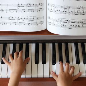 子ども達に音楽を聴かせてイメージを膨らませる