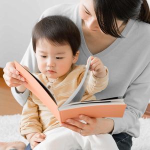 絵本や紙芝居を用意